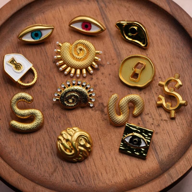 Vintage Metal Button Artistic  - огляд і ціна Vintage Collectible Buttons